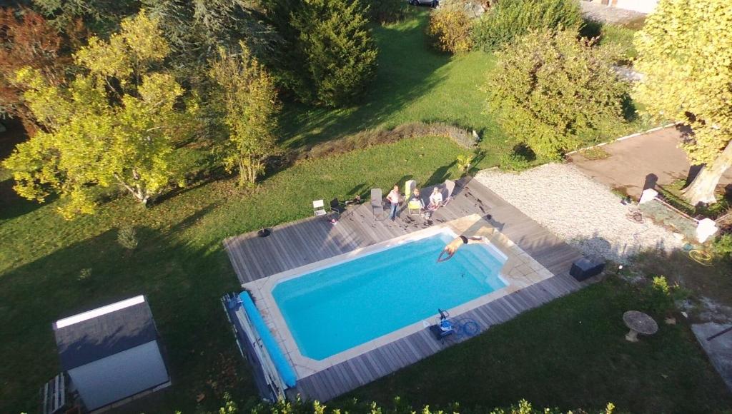 Bazén v ubytování Chambres d´Hôtes Le Cèdre Bleu nebo v jeho okolí