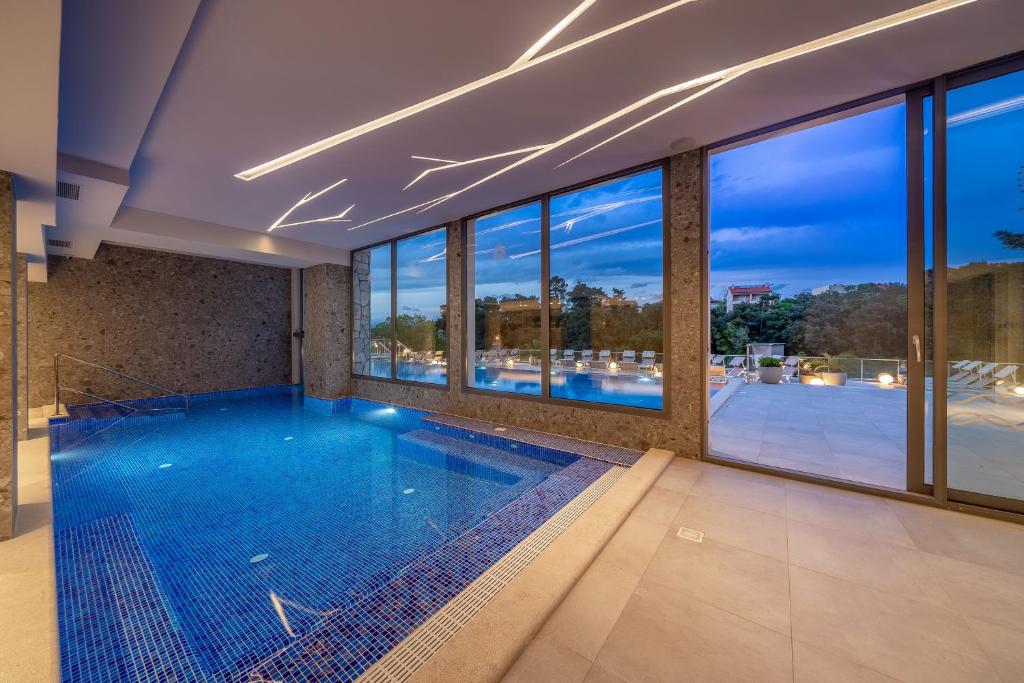 Bazén v ubytování Hotel Malin nebo v jeho okolí