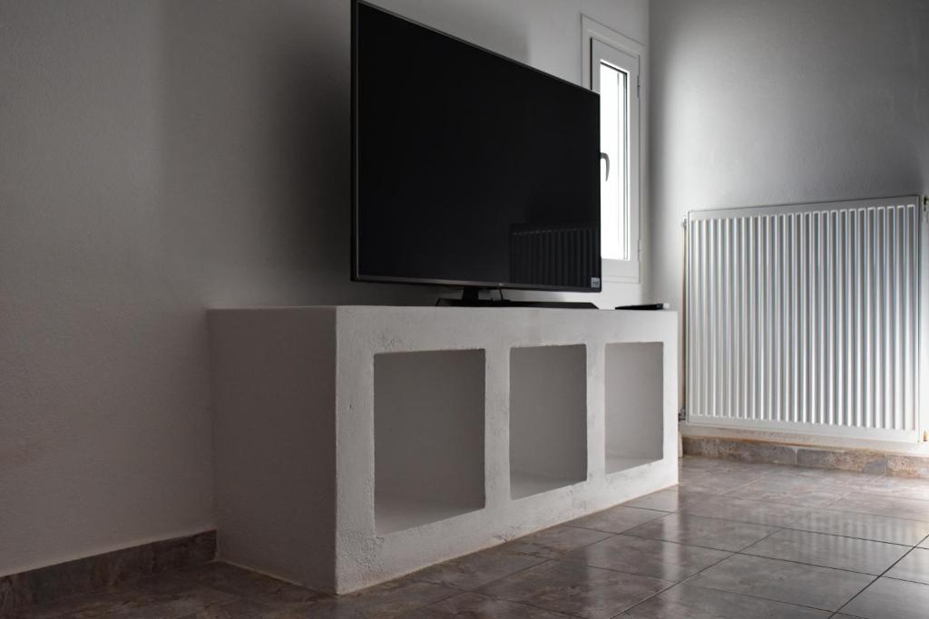 TV a/nebo společenská místnost v ubytování Krios Luxury Suites