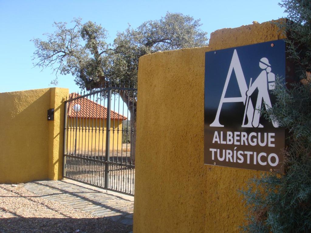 un cartello per l'ingresso di un tucson algarve di ALBERGUE TURÍSTICO DE CORNALVO a Trujillanos