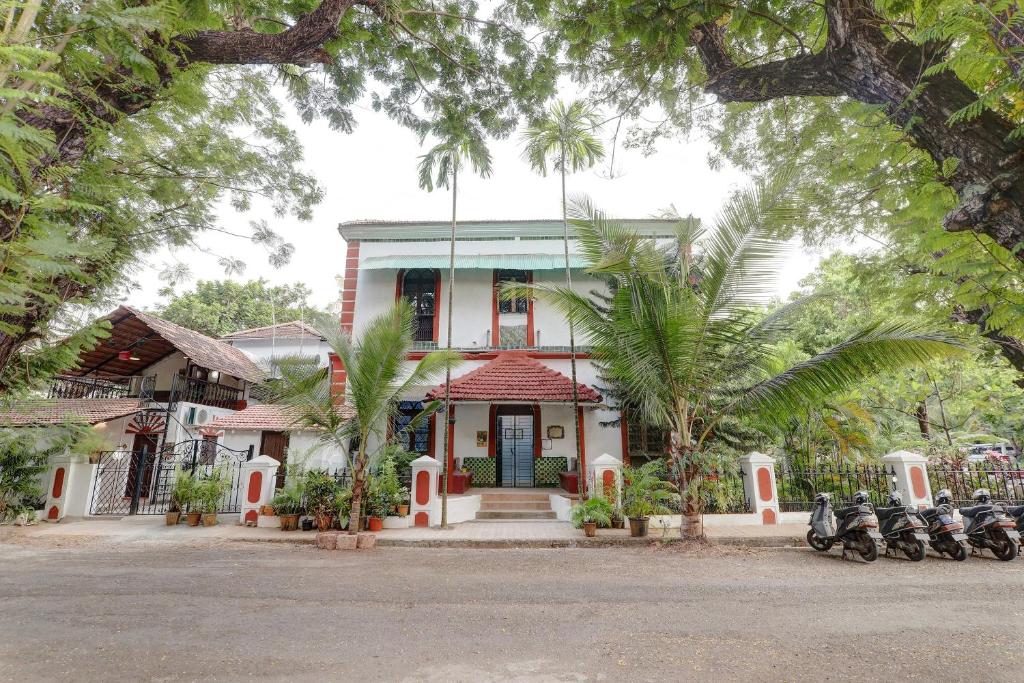 a house with motorcycles parked in front of it at Vivenda Rebelo in Panaji