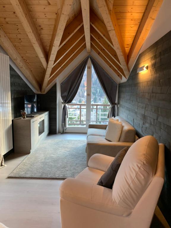 un soggiorno con 2 divani e un divano di Alpin Sky a Temù