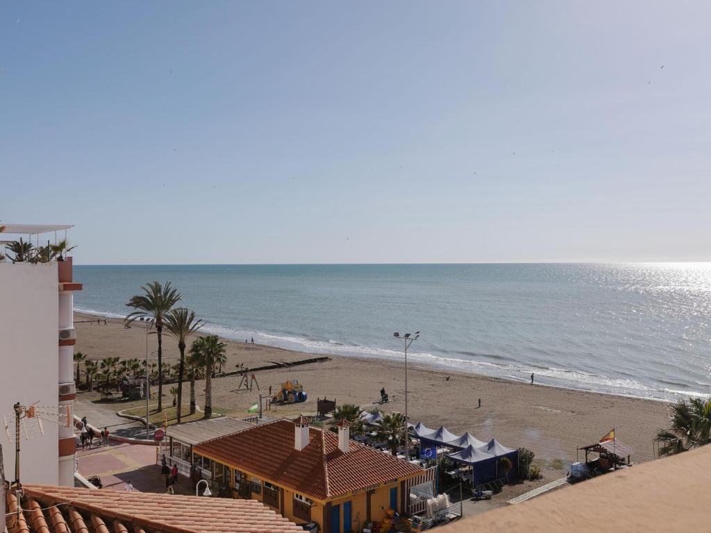 - une vue sur la plage avec un bâtiment et l'océan dans l'établissement Belvilla by OYO Cozy apartment, à Rincón de la Victoria