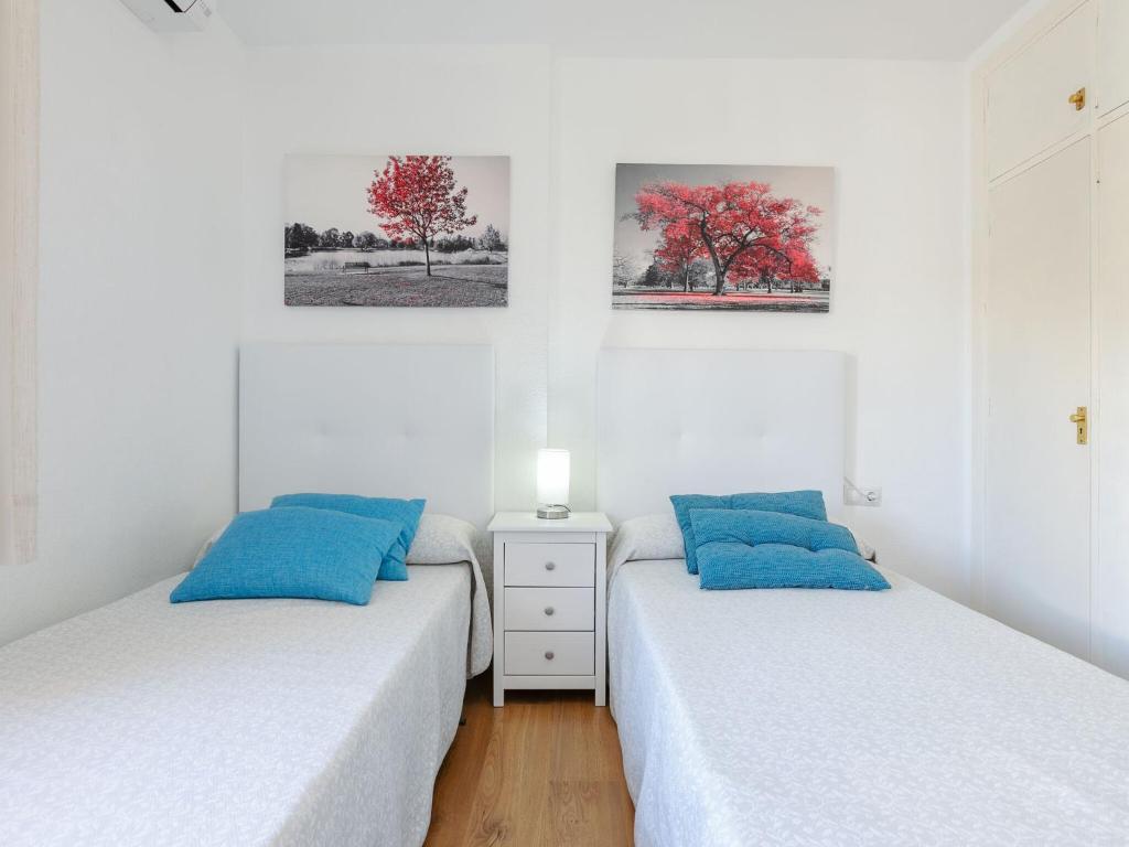 Postel nebo postele na pokoji v ubytování Belvilla by OYO Cozy apartment