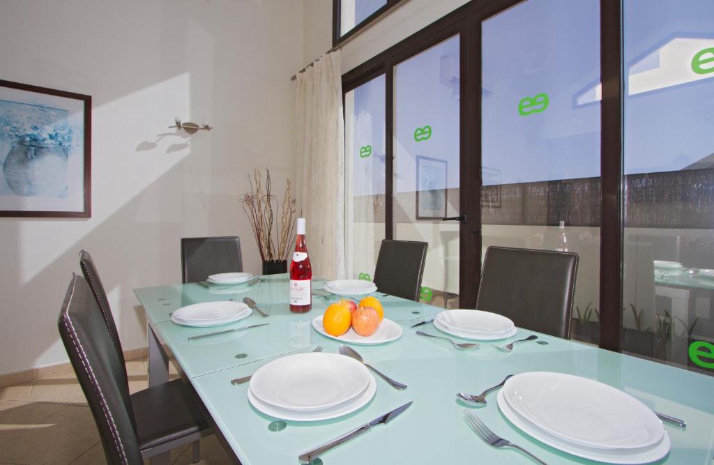 Telewizja i/lub zestaw kina domowego w obiekcie Ereza Villas Las Buganvillas