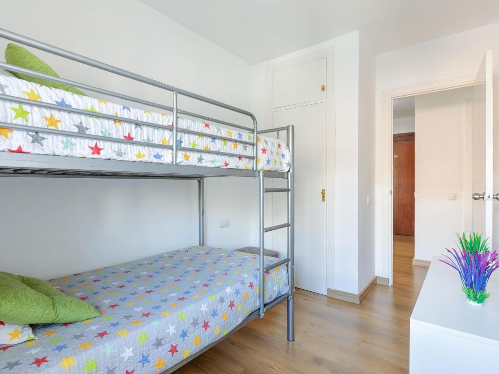 Postel nebo postele na pokoji v ubytování Belvilla by OYO Cozy apartment