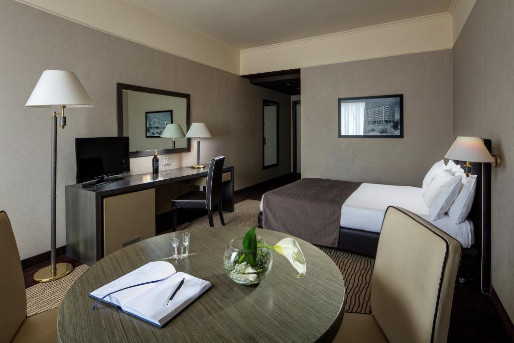 Televízia a/alebo spoločenská miestnosť v ubytovaní Holiday Inn Rome - Eur Parco Dei Medici by IHG