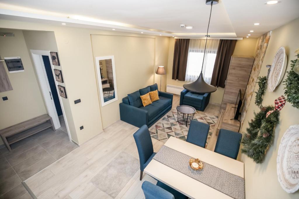 un soggiorno con divano e tavolo di Sky Cabin Apartments a Kopaonik