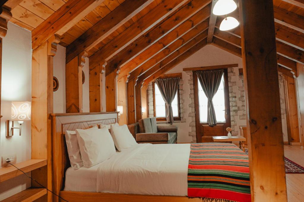 Postel nebo postele na pokoji v ubytování Hotel Argjiro