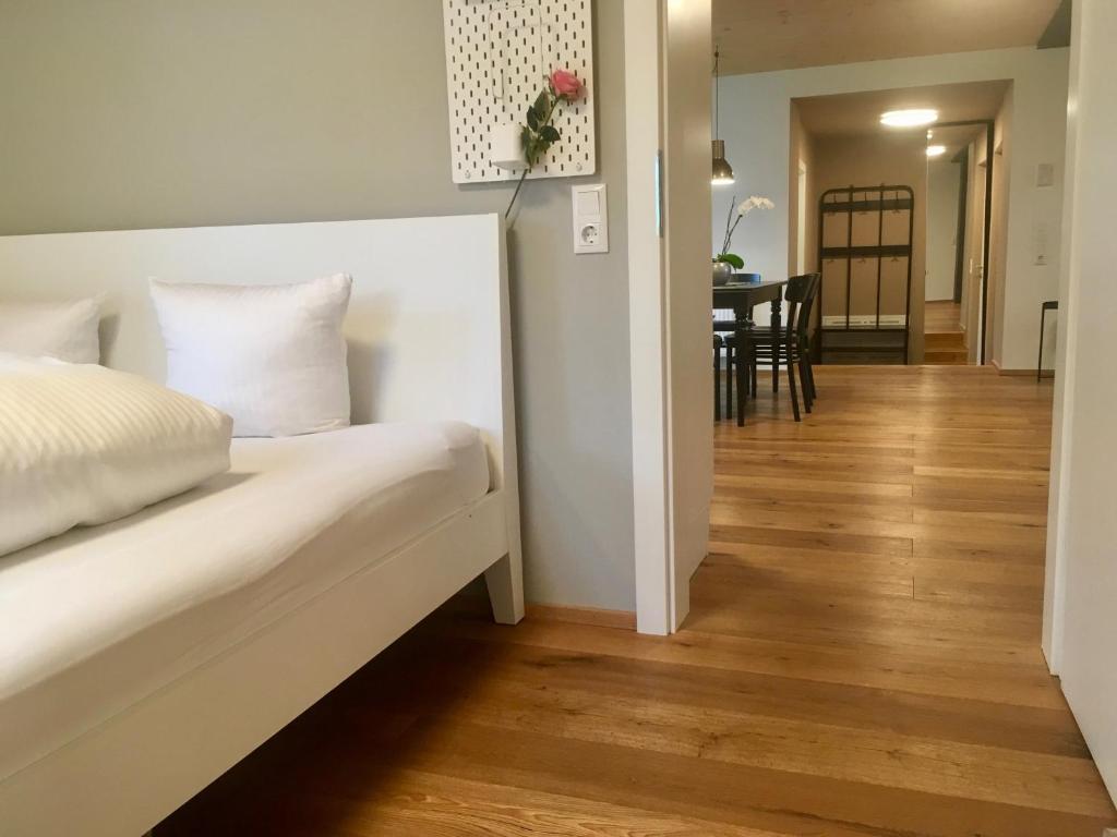 sypialnia z łóżkiem i jadalnią w obiekcie Wohnung in zentraler Lage im Rheintal w mieście Götzis