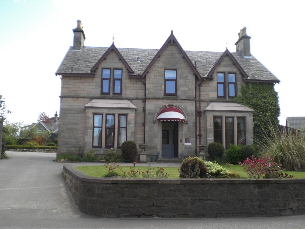 una casa grande con una entrada delante de ella en Moraydale Guest House, en Elgin