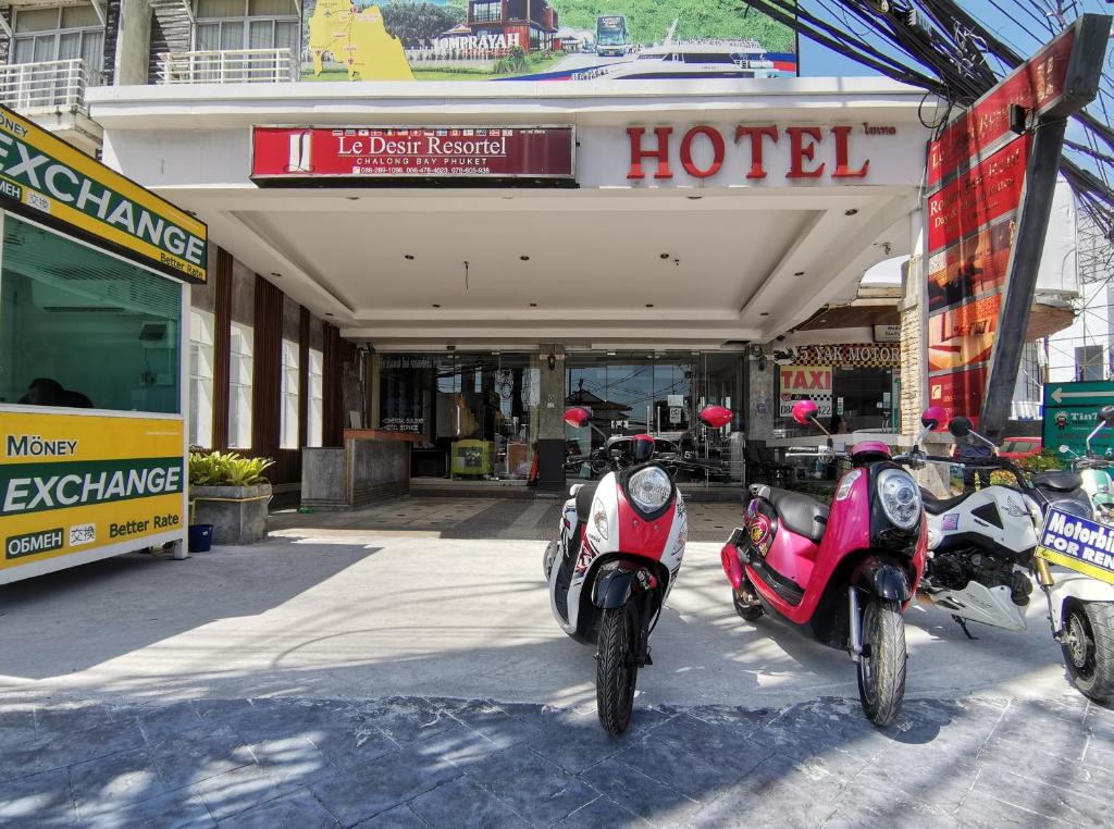 duas motos estacionadas em frente a um hotel em Le Desir Resortel em Chalong
