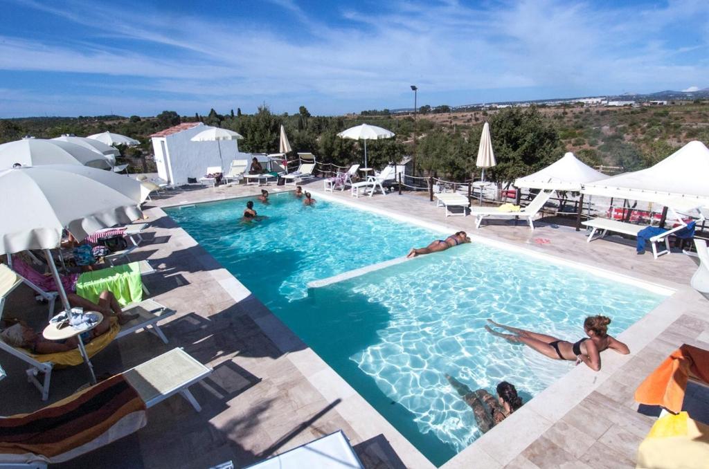 an overhead view of a swimming pool with people in it at B&B Badde Cubas in Usini