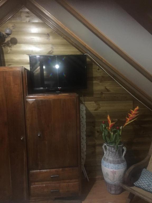 TV a/nebo společenská místnost v ubytování COEUR CREOLE