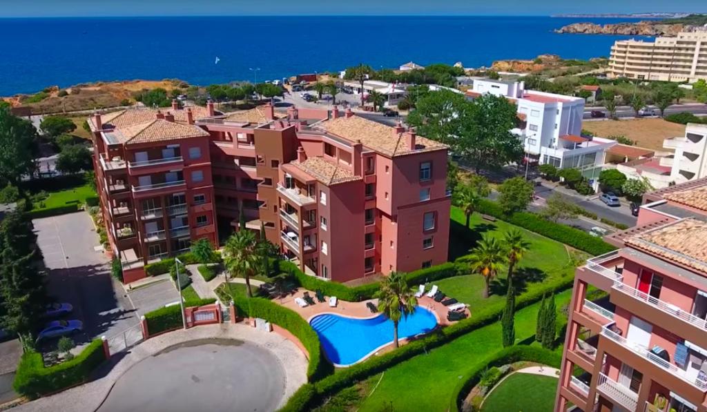 vista aerea di un resort con piscina di Litoral Mar Dream 17, beach front, free Wi-fi, private parking, pool a Portimão