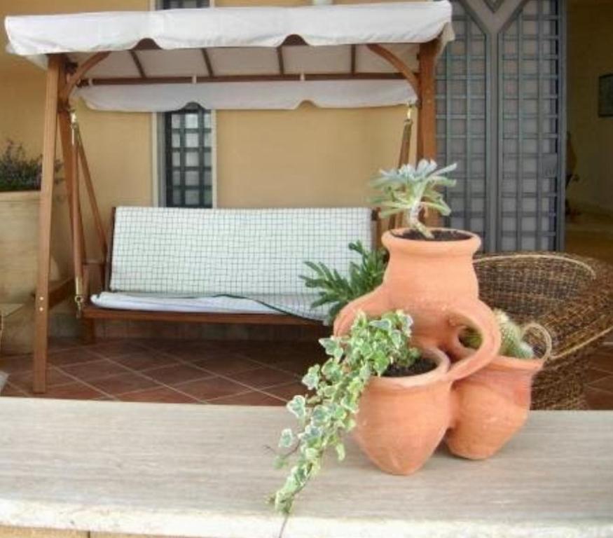 dois potes de argila sentados numa mesa com plantas em Costapicca em Alcamo