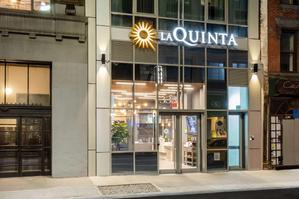 eine Ladenfront eines Gebäudes mit einem Schild darauf in der Unterkunft La Quinta by Wyndham Time Square South in New York