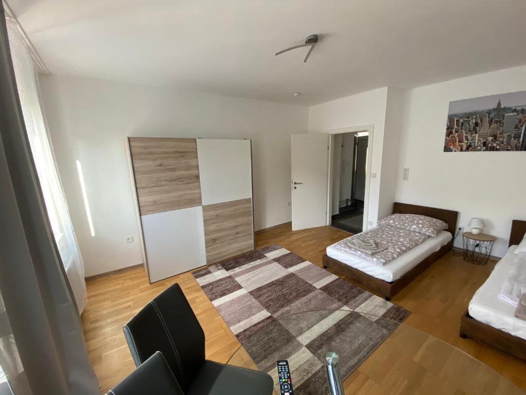 ein Wohnzimmer mit einem Sofa und einem Bett in der Unterkunft Apartments Graz in Graz