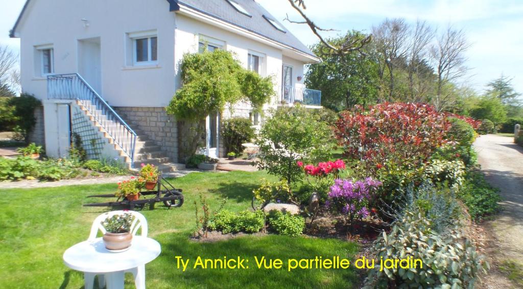 una casa bianca con un cortile fiorito di Ty Annick a Névez