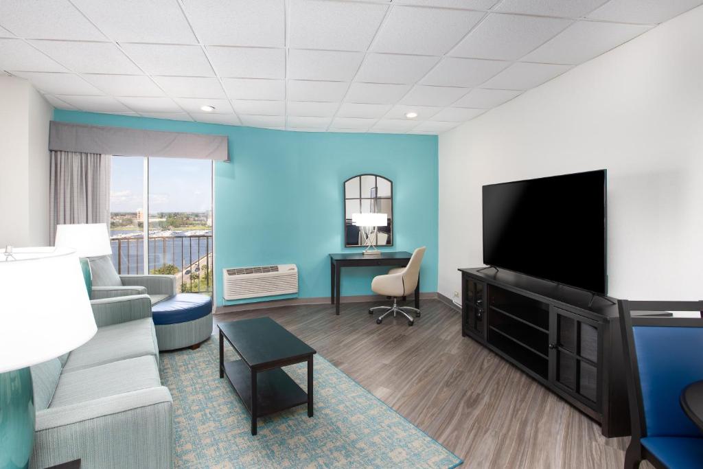 Holiday Inn Charleston-Riverview by IHG photo