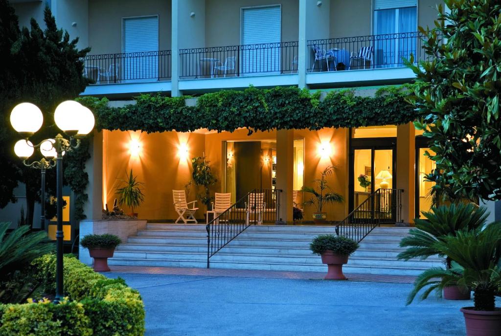 Budynek, w którym mieści się hotel
