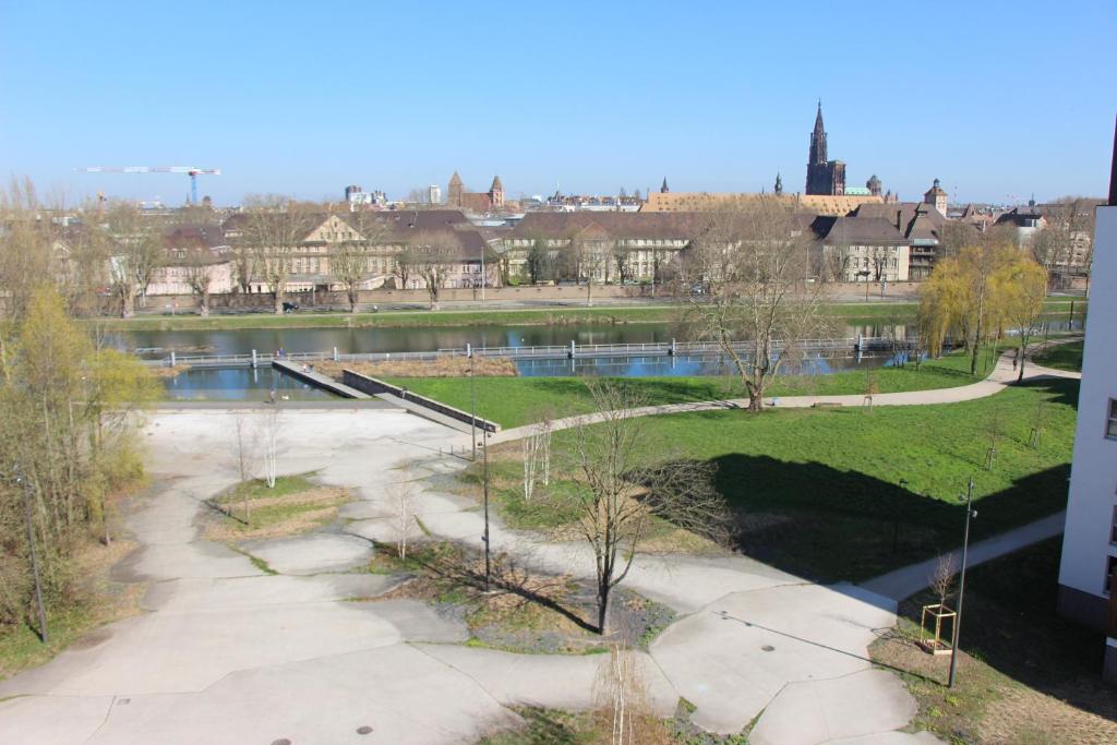 uma vista para um parque com uma massa de água em Holiday Inn Express Strasbourg Centre, an IHG Hotel em Estrasburgo