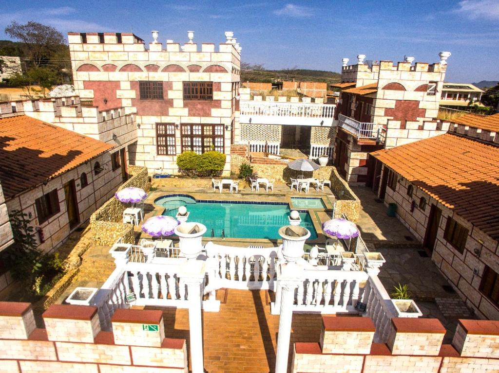 uma vista aérea de uma mansão com uma piscina em Pousada al Castello di Giulietta e Romeo em Pirenópolis