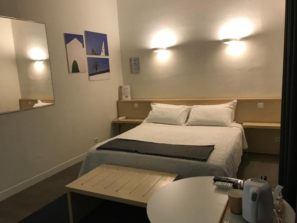 Posteľ alebo postele v izbe v ubytovaní AZUR HOTEL