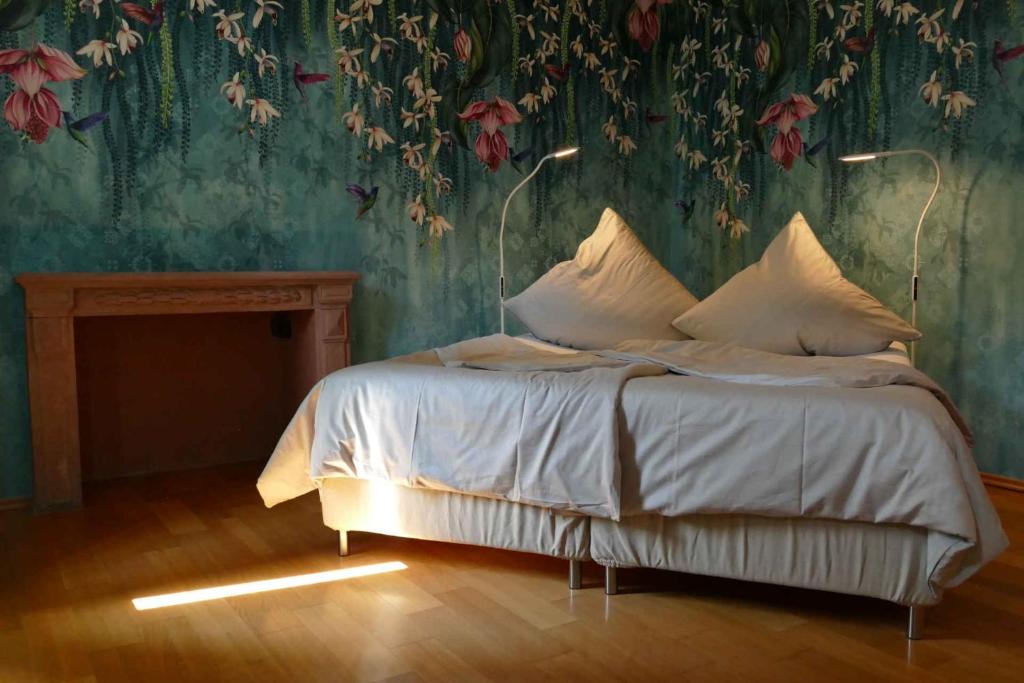 a bedroom with a bed with a floral wallpaper at Apartment in Landau Stadtoase in Landau in der Pfalz