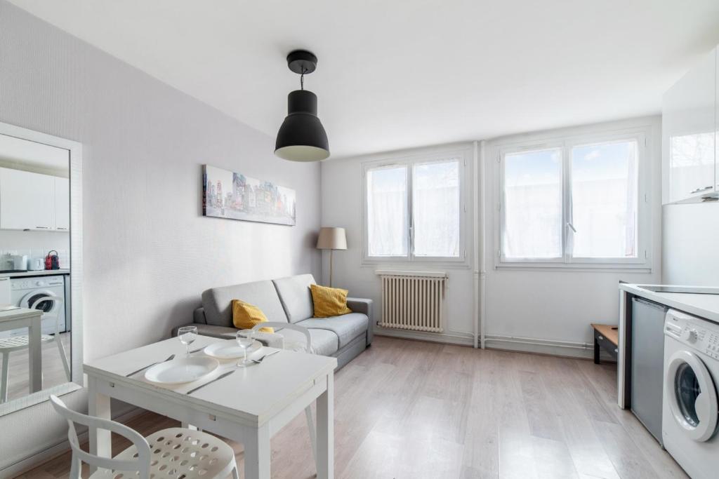 uma sala de estar com um sofá e uma mesa em Nice and modern studio in Monplaisir district in Lyon - Welkeys em Lyon