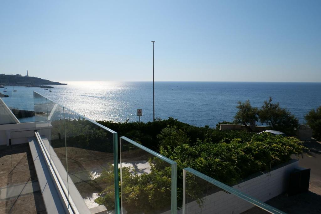 vistas al océano desde el balcón de una casa en Panorama Leukos en Castrignano del Capo