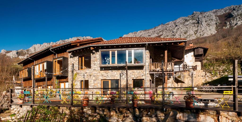 a house on top of a rock wall at Centro de Ecoturismo Tierra del Agua in Caleao