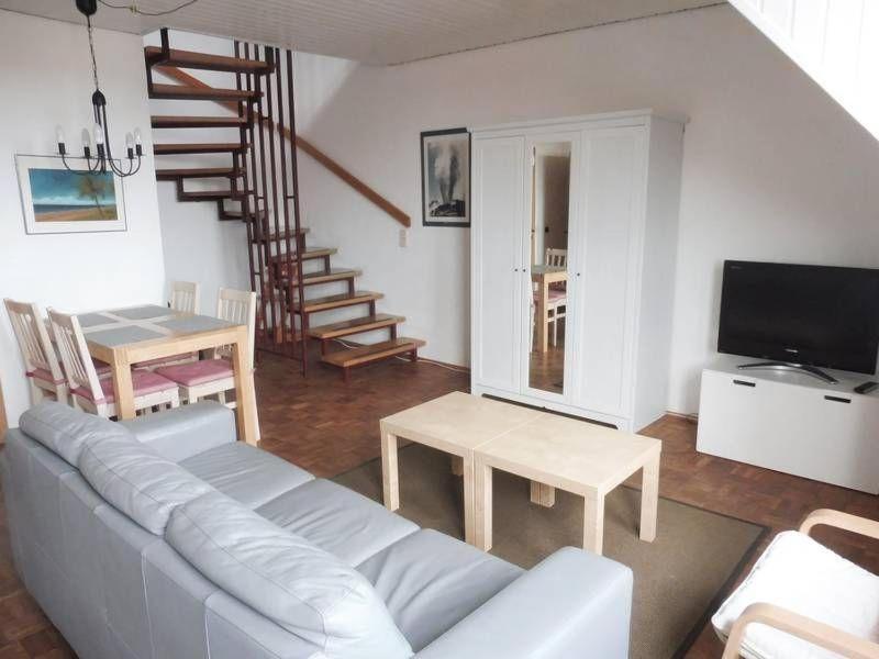 sala de estar con sofá blanco y mesa en Ferienwohnung Wessels en Kassel