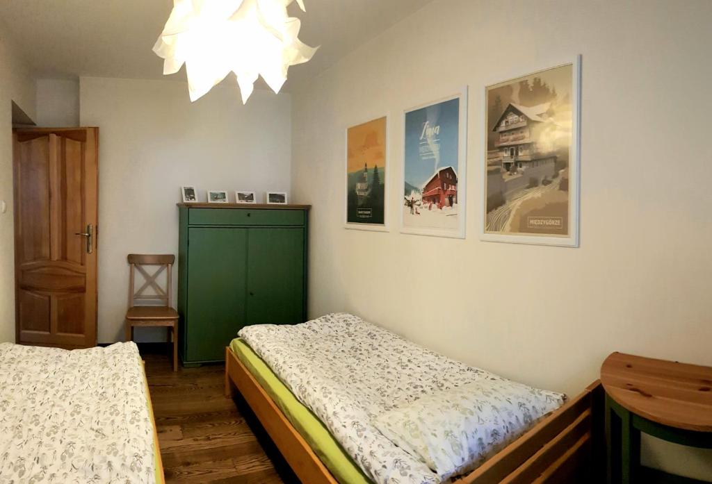 Posteľ alebo postele v izbe v ubytovaní Apartament Międzygórze