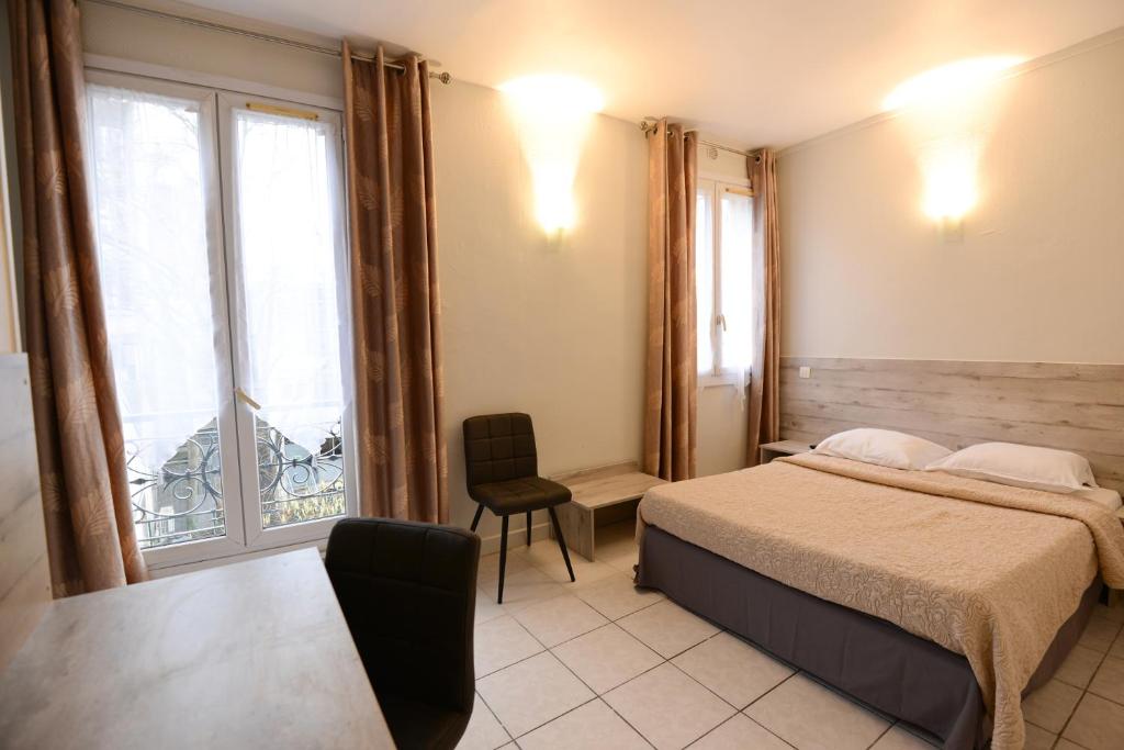 - une chambre avec un lit, une chaise et une fenêtre dans l'établissement HOTEL DU MONT LOUIS, à Paris