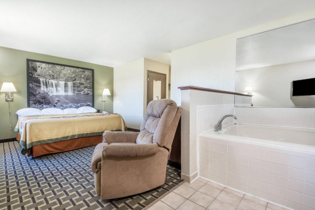 Super 8 by Wyndham Madison IN photo