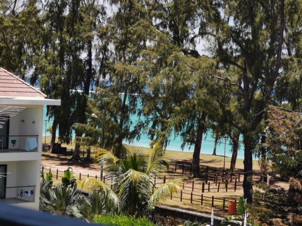 a view of the beach from a house at Rayon Vert Bleuphorie Beach Apartment in Flic-en-Flac