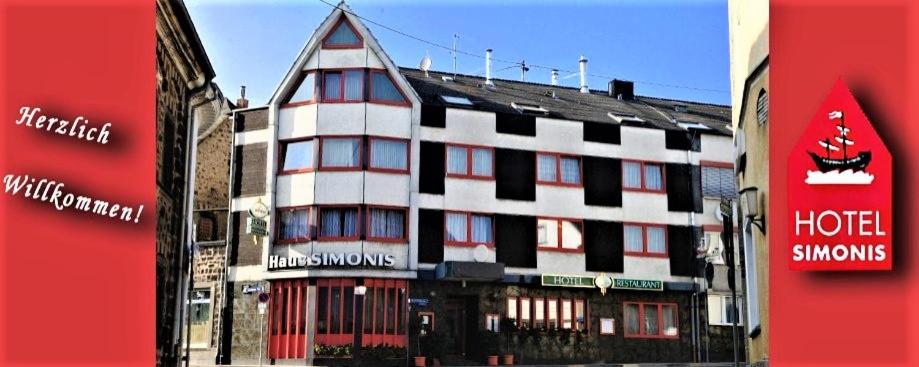 un gran edificio de hotel con un cartel de nieve en Hotel Simonis Koblenz en Coblenza