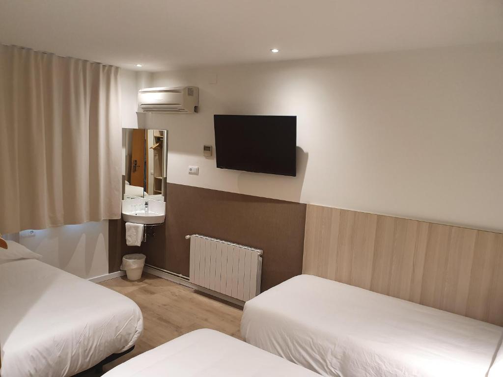 Postel nebo postele na pokoji v ubytování Hostal BESTPRICE Barcelona Stadium