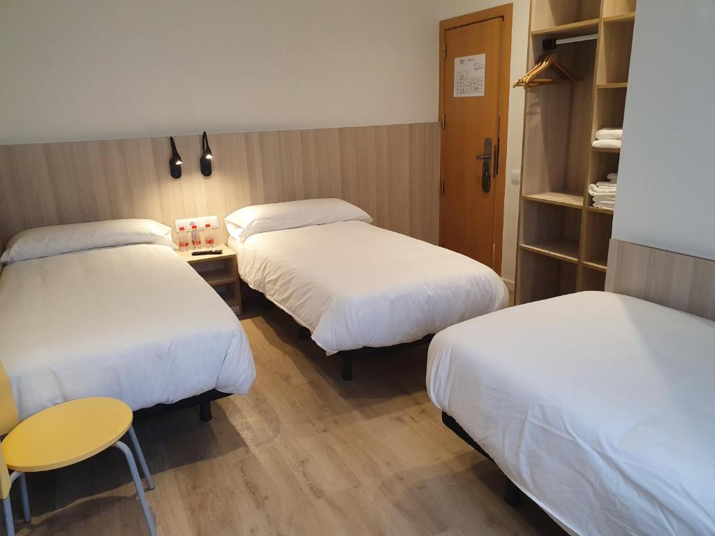 Postel nebo postele na pokoji v ubytování Hostal BESTPRICE Barcelona Stadium