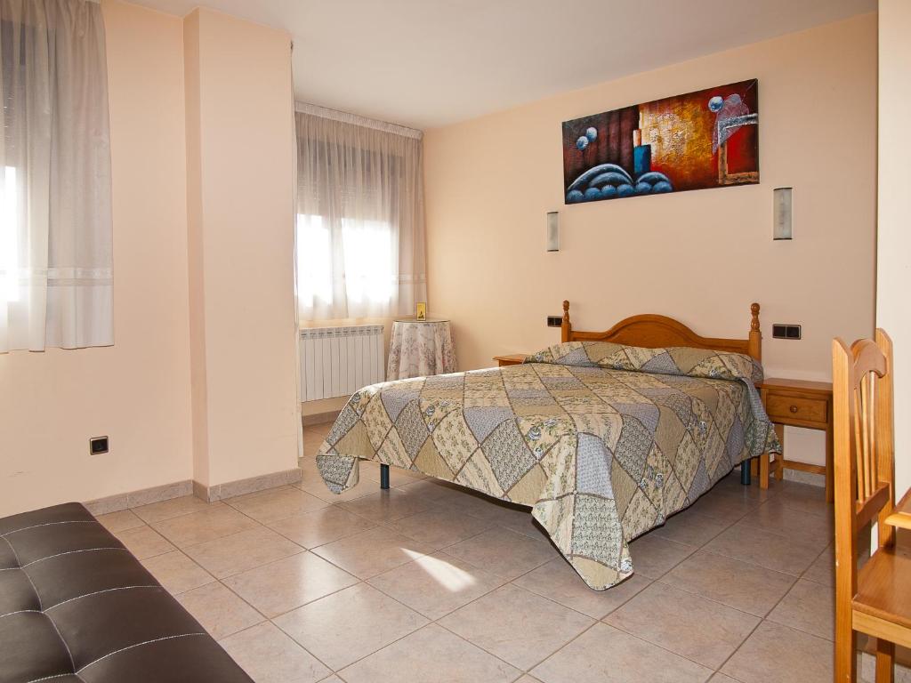 sypialnia z łóżkiem i kanapą w obiekcie Hostal La Maravillosa w mieście Valderas