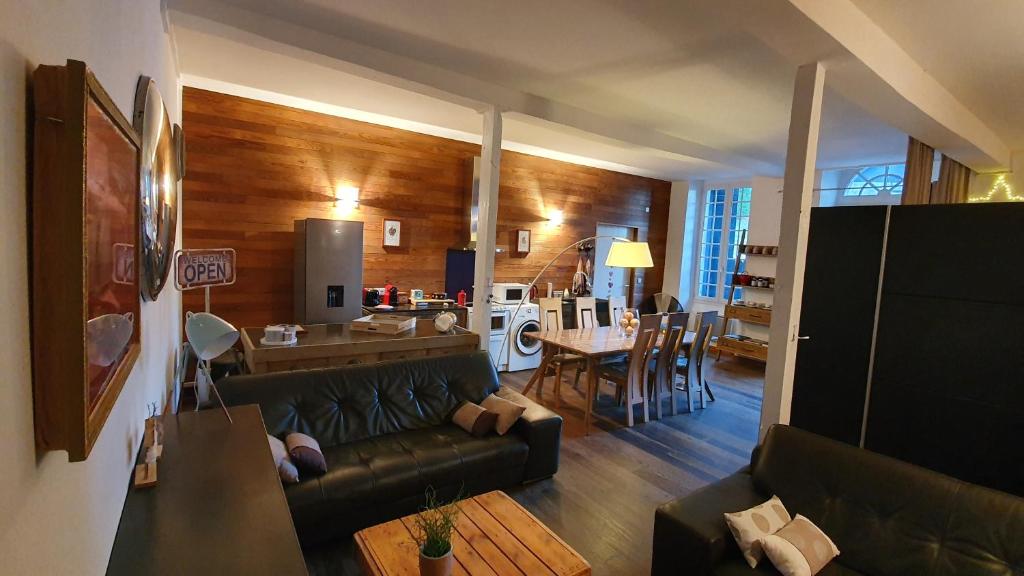 un salon avec un canapé et une salle à manger dans l'établissement CHOCOLAT, à Bagnères-de-Bigorre