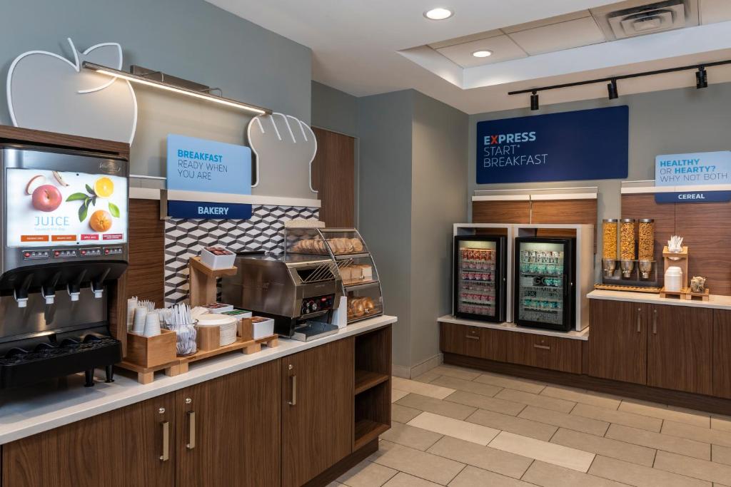 Una cocina o cocineta en Holiday Inn Express Toronto Downtown by IHG