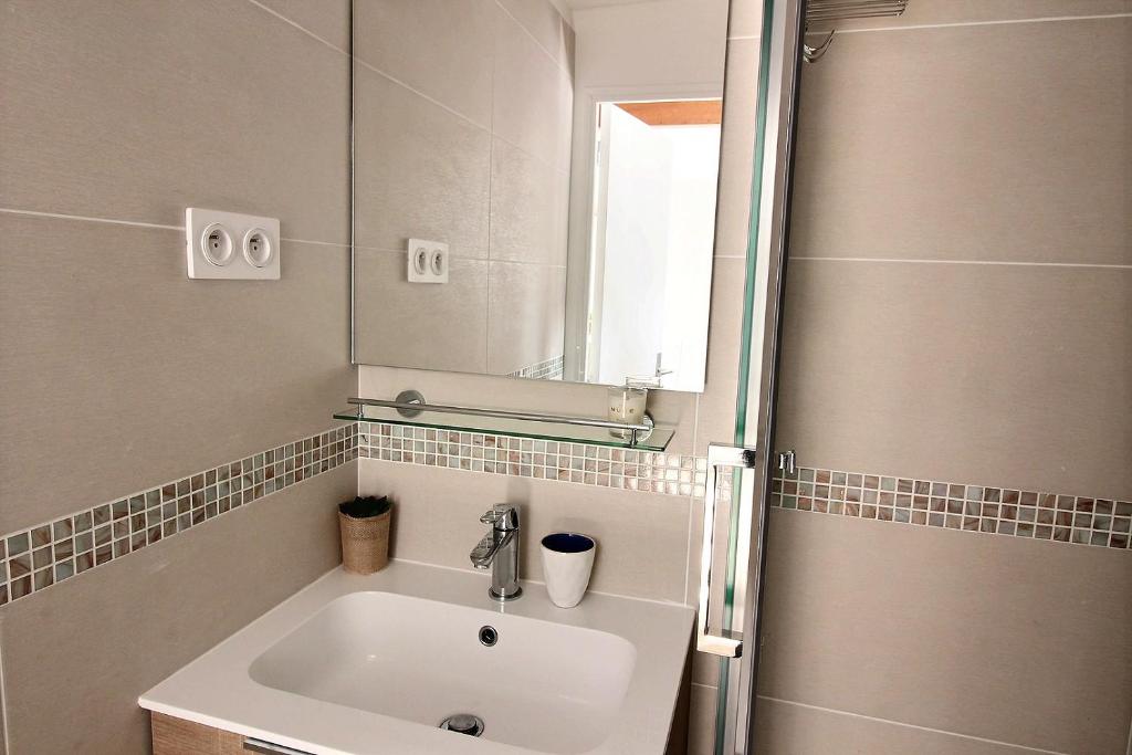 a bathroom with a sink and a mirror at 103275 - Appartement 4 personnes Temple - République in Paris