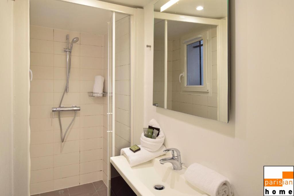 La salle de bains est pourvue d'un lavabo et d'une douche avec un miroir. dans l'établissement 202419 - Elegant apartment for 6 people in the Montorgueil area, à Paris