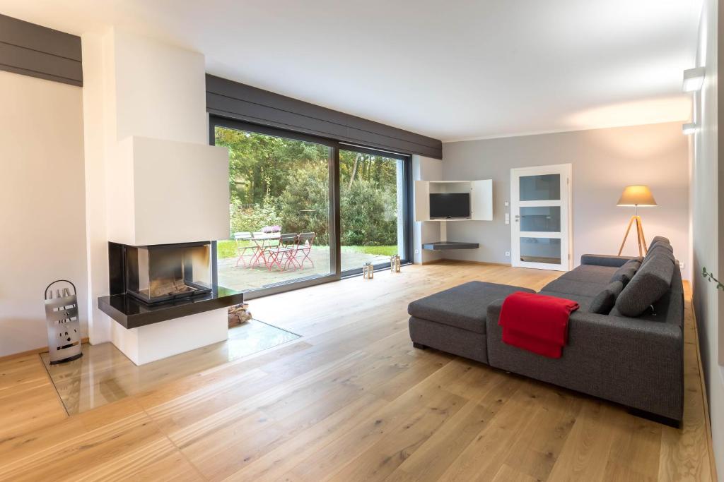 ein Wohnzimmer mit einem Sofa und einem Kamin in der Unterkunft Quartier Scharmützelsee in Bad Saarow