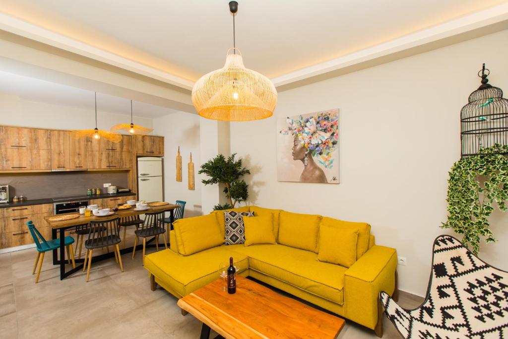 sala de estar con sofá amarillo y mesa en Ekaterini Luxury House, en Lefkogeia