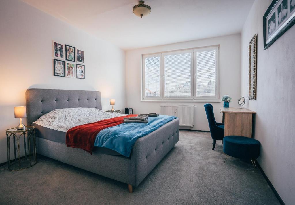 1 dormitorio con cama, escritorio y ventana en Apartmán Marilyn en Český Krumlov