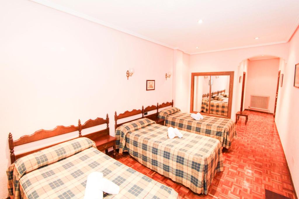 Postel nebo postele na pokoji v ubytování Hotel Castellano Centro