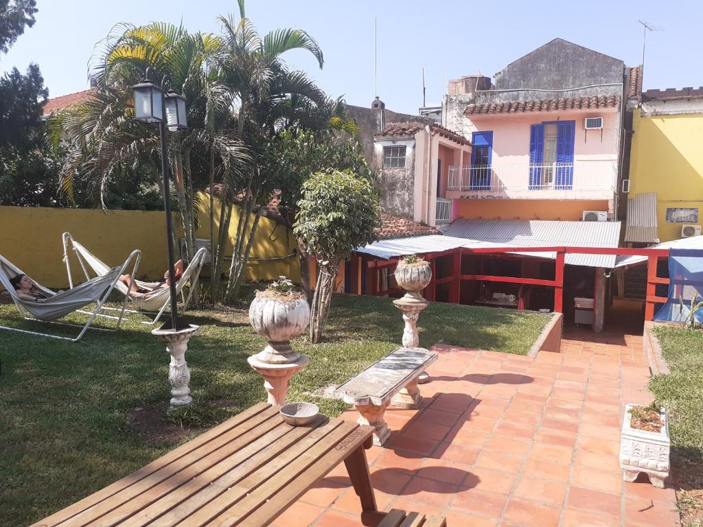 un jardín con un banco y una hamaca en un patio en Isla Francia, en Asunción